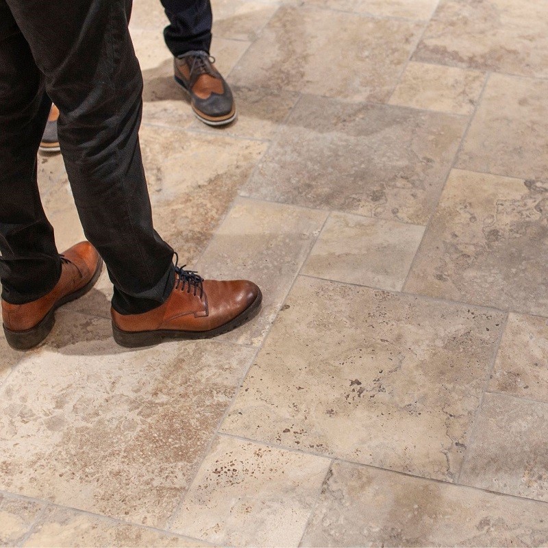 Effet pierre - carrelage crosscut beige multiformat imitation travertin antidérapant R11