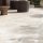 Fixer du mobilier ou des jardinières sur une terrasse sur plots : astuces et lim
