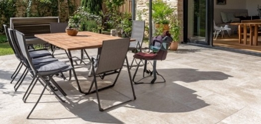 Quel budget prévoir pour une terrasse sur plot ?