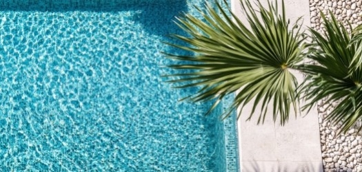 Mosaïque piscine : idées pour intégrer des bordures et frises décoratives