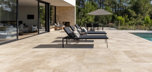 Comment nettoyer des dalles de terrasse noircies ?
