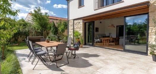 Comment nettoyer des dalles de terrasse en pierre naturelle ?