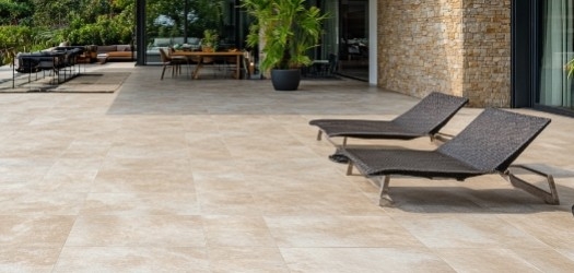 Terrasse sur plot sur un ancien carrelage : bonne ou mauvaise idée ?