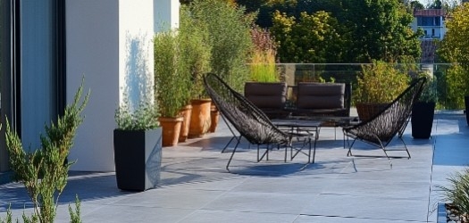 Peut-on poser du carrelage grand format sur une terrasse sur plots ?