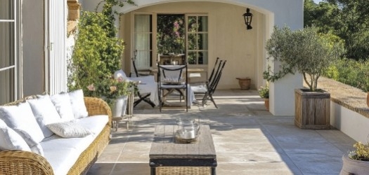 Pluie, feuilles, débris : comment entretenir une terrasse sur plots ?