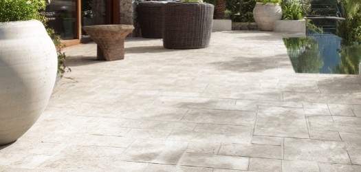 Fixer du mobilier ou des jardinières sur une terrasse sur plots : astuces et lim