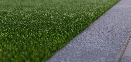 Associer carrelage sur plots et gazon synthétique : effet naturel garanti ?