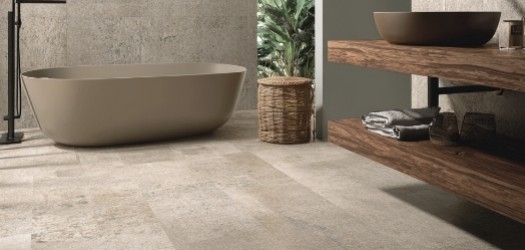 Une salle de bain de rêve avec le carrelage effet travertin