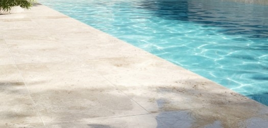 Le carrelage effet travertin pour une terrasse de caractère et facile à vivre