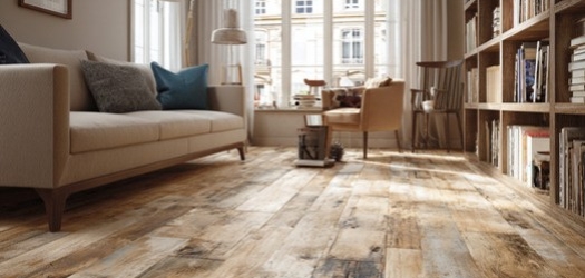 Comment rendre un salon avec un sol en carrelage chaleureux et accueillant ?