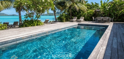 Carrelage pierre de Bali : la magie d'une eau vivante dans la piscine