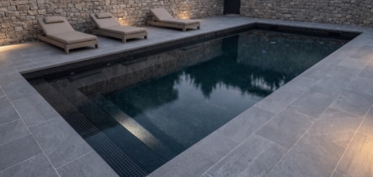 Revêtement mini piscine : carrelage, mosaïque ou liner, que choisir ?
